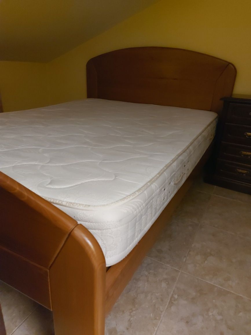 Cama de casal em excelente estado