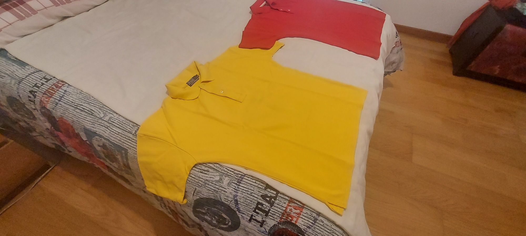 Dois polos de homem