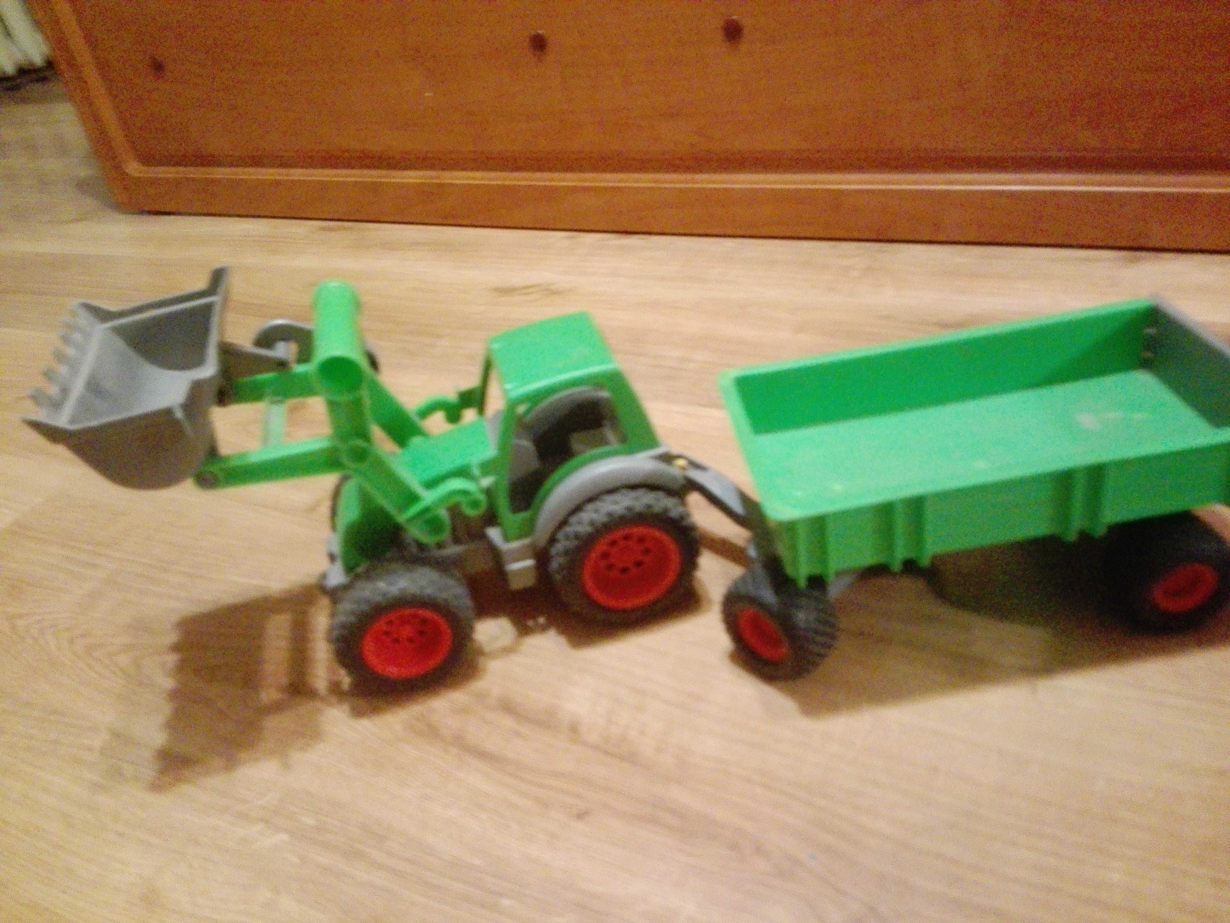 Traktor z przyczepą