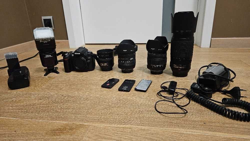 Lustrzanka NIKON D90 + 4 obiektywy + akcesoria  stan idealny