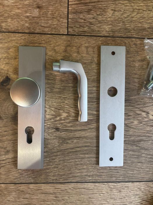 Okucie drzwi klamka antywłamaniowe