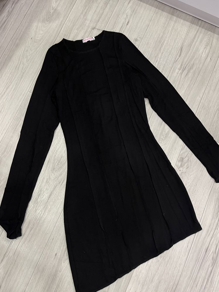 Черное мини-платье