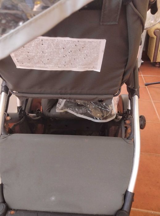 Carrinho de bebé dois assentos