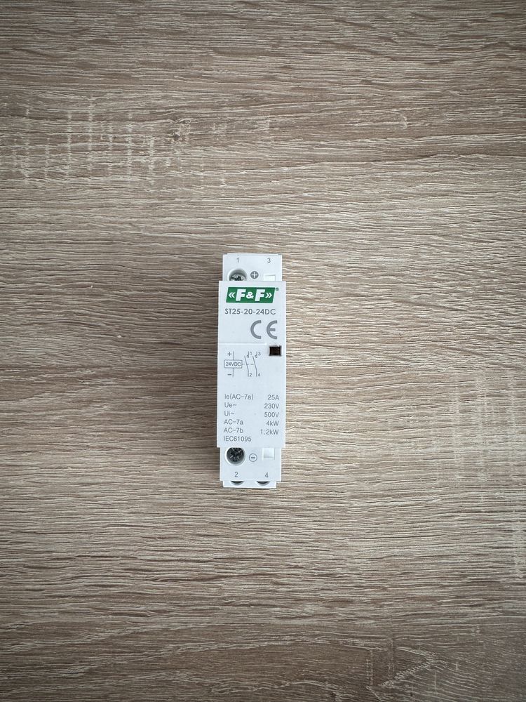 Stycznik modułowy F&F ST25‑20 24 V DC.