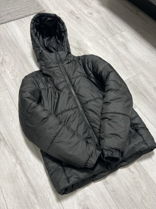 Чорна зимова куртка