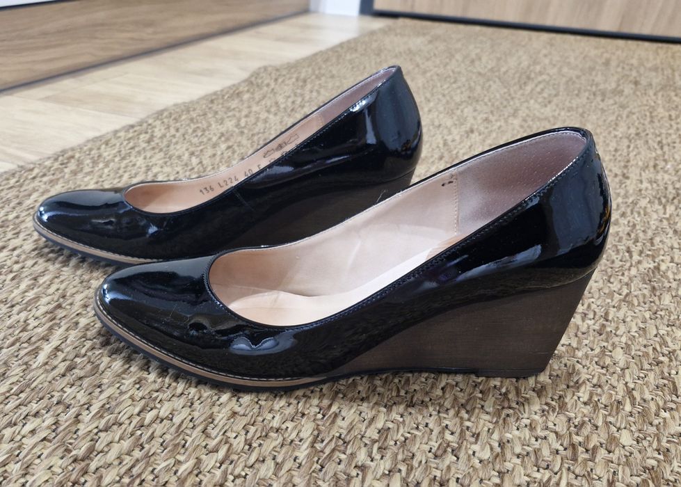 Czarne buty na koturnie