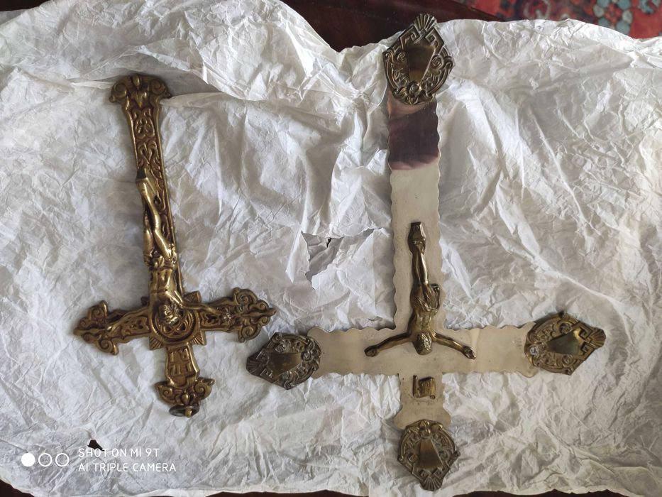 Crucifixos em latão e metal