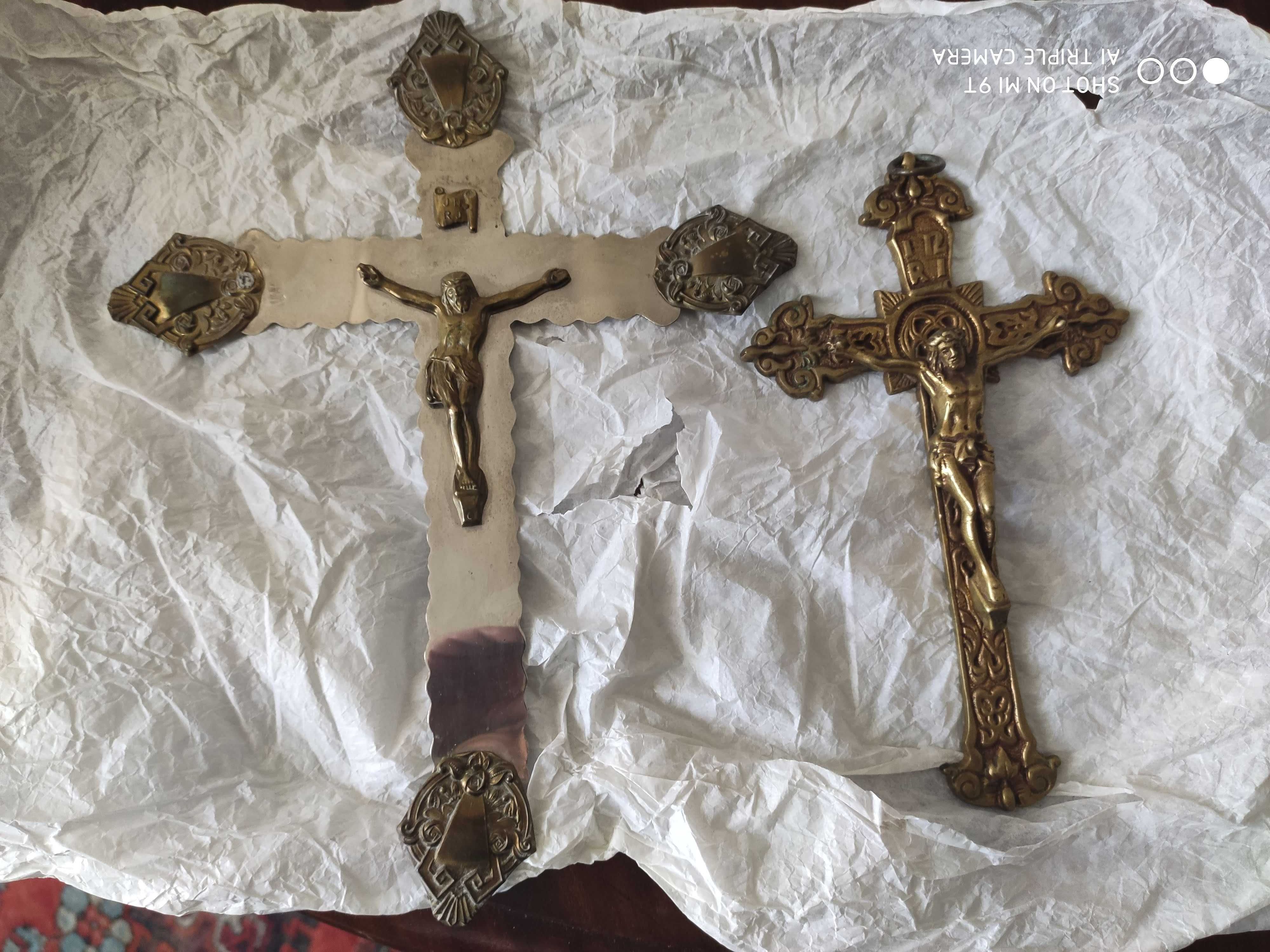 Crucifixos em latão e metal