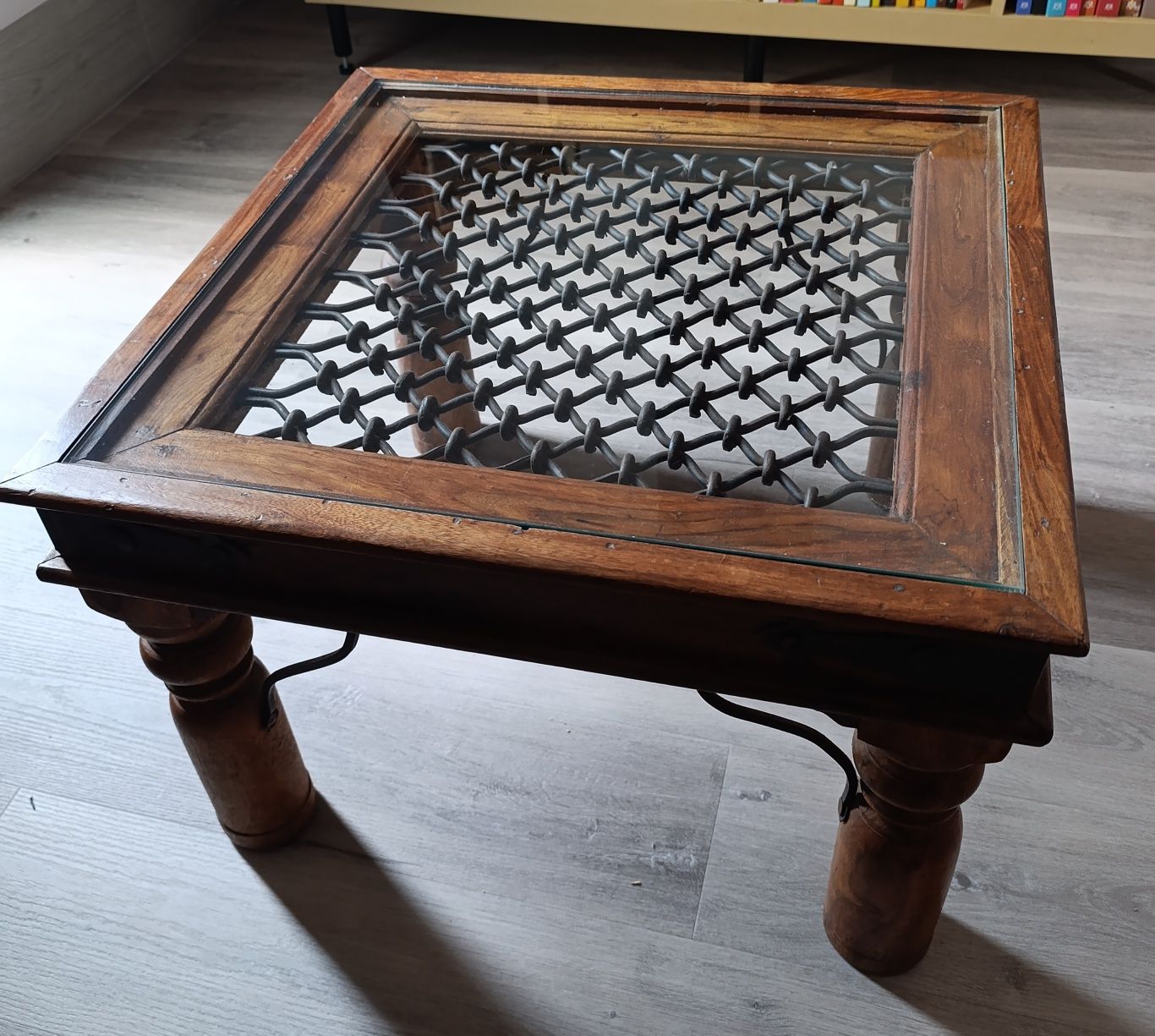 Mesa de apoio rústica , em madeira exótica maciça e ferro forjado