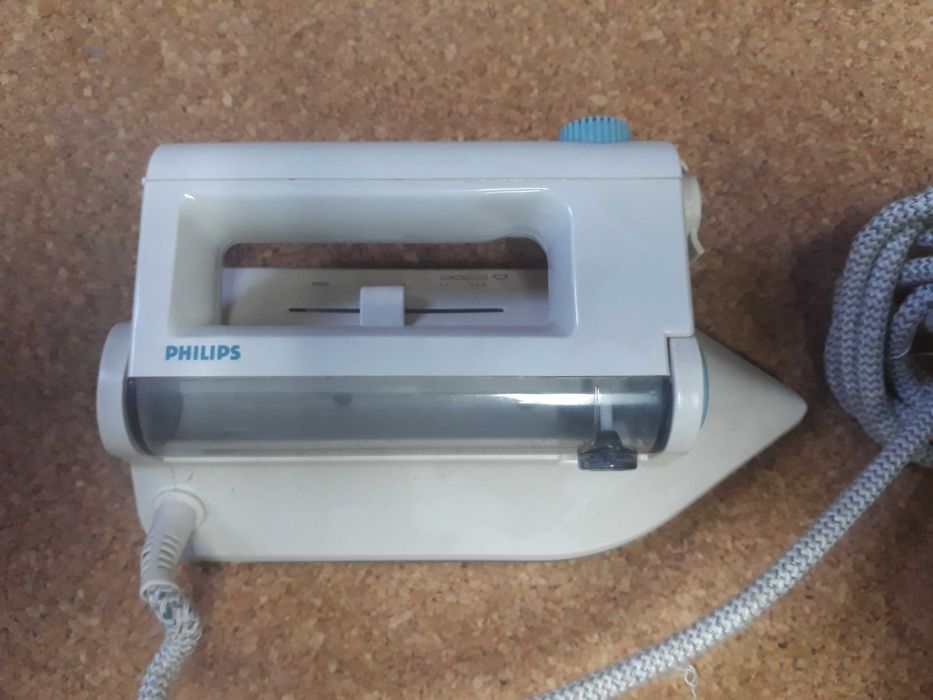 Dois mini ferros de engomar a vapor