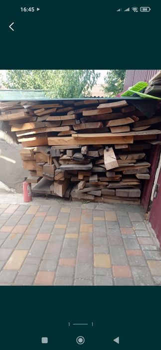 Суха дошка різних порід.