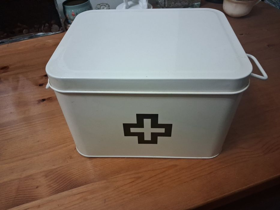 Metalowa przenośna apteczka