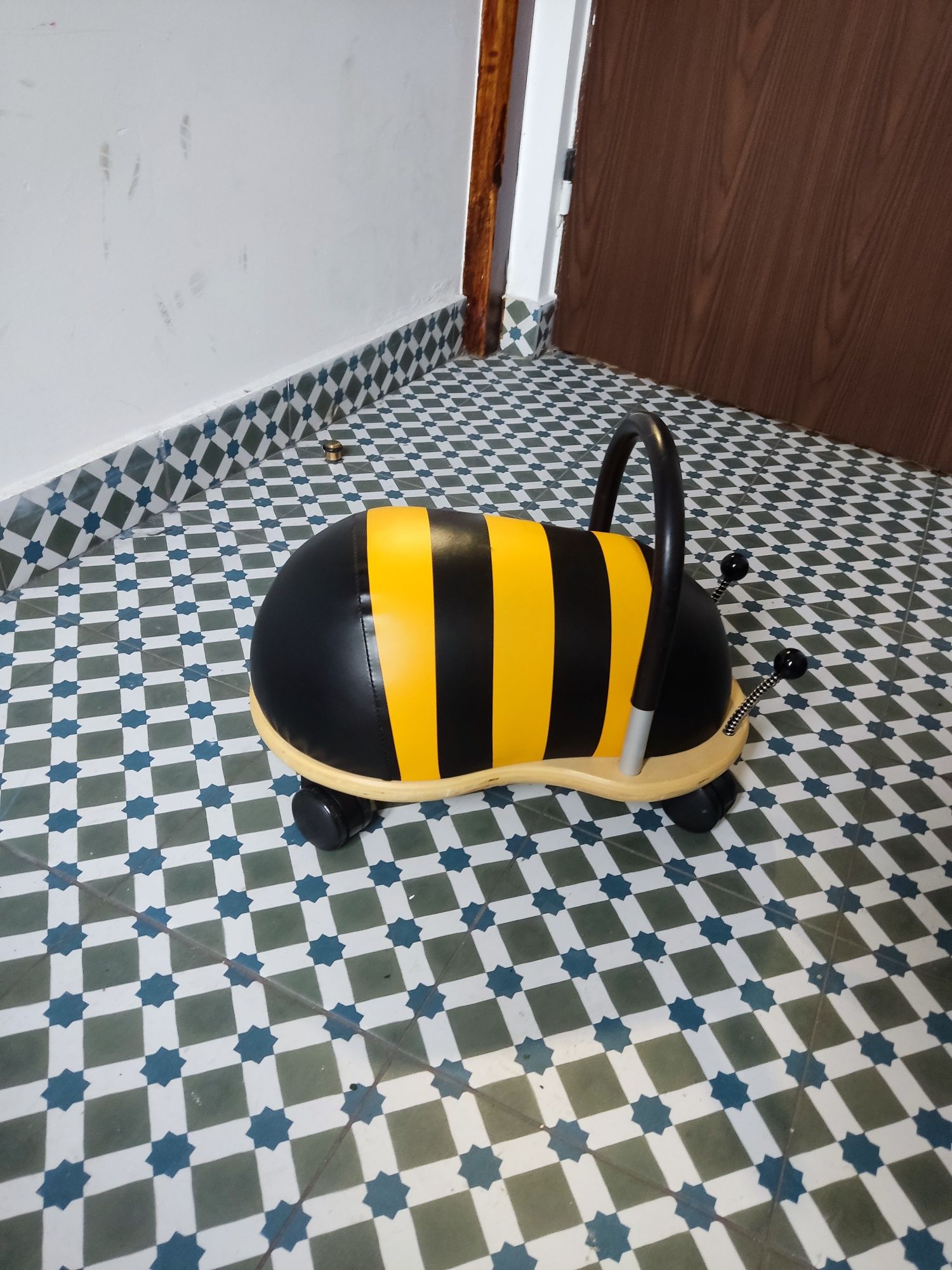 Brinquedo carrinho abelha