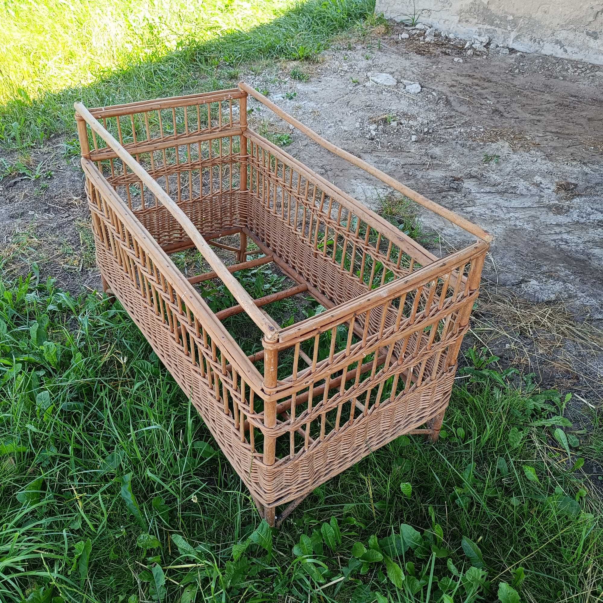 Kołyska wiklinowa dla dziecka retro
