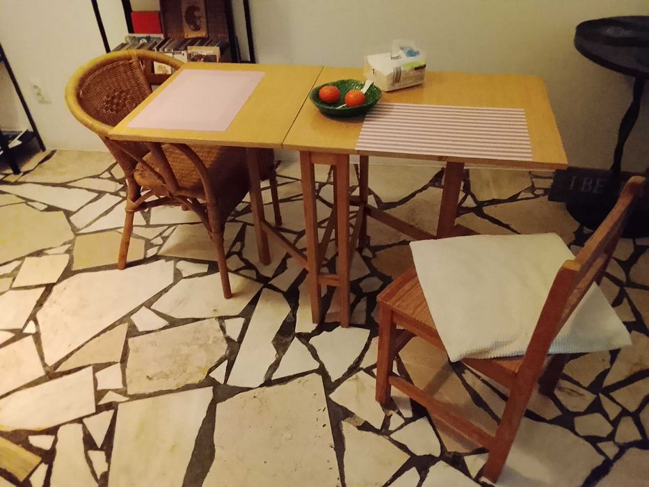 Mesa de cozinha + duas cadeiras madeira