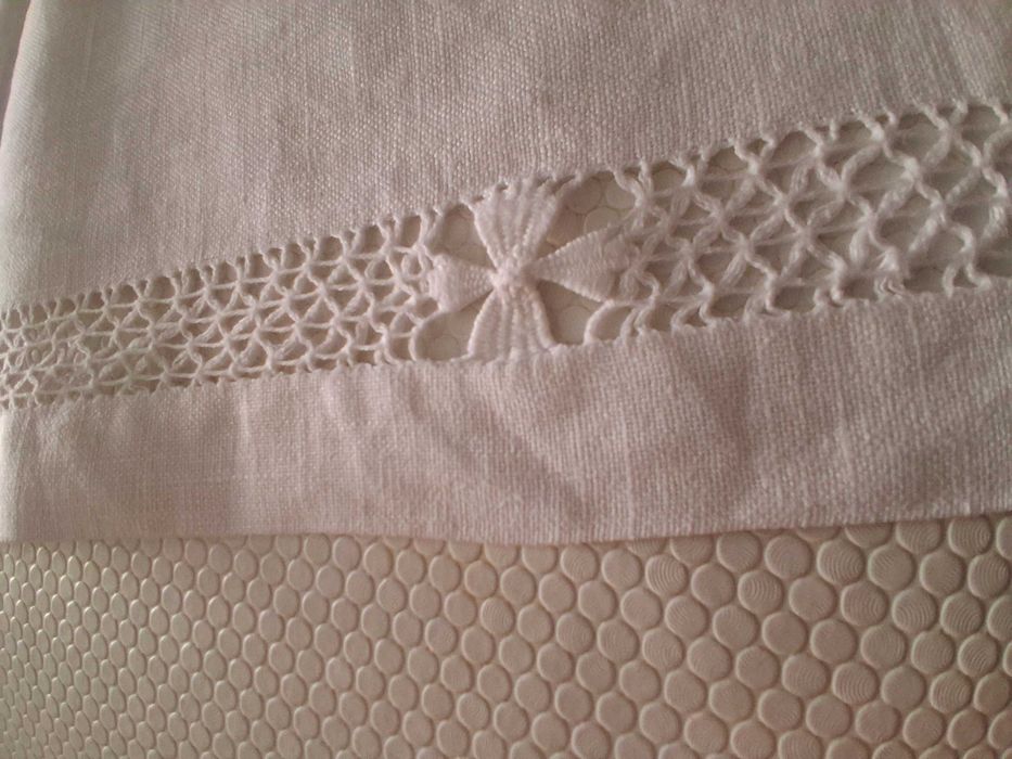 Caminho de mesa, em linho, bordado, 31,5 x 129cm (Portes incluídos)