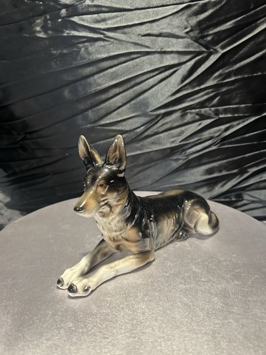 Porcelanowa figurka psa – sygnowana – dekoracyjna i kolekcjonerska