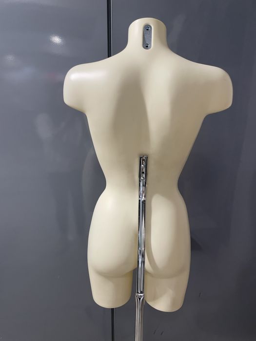 Manekin  z wysokiej jakosci tworzywa , uzywany  , stan idealny