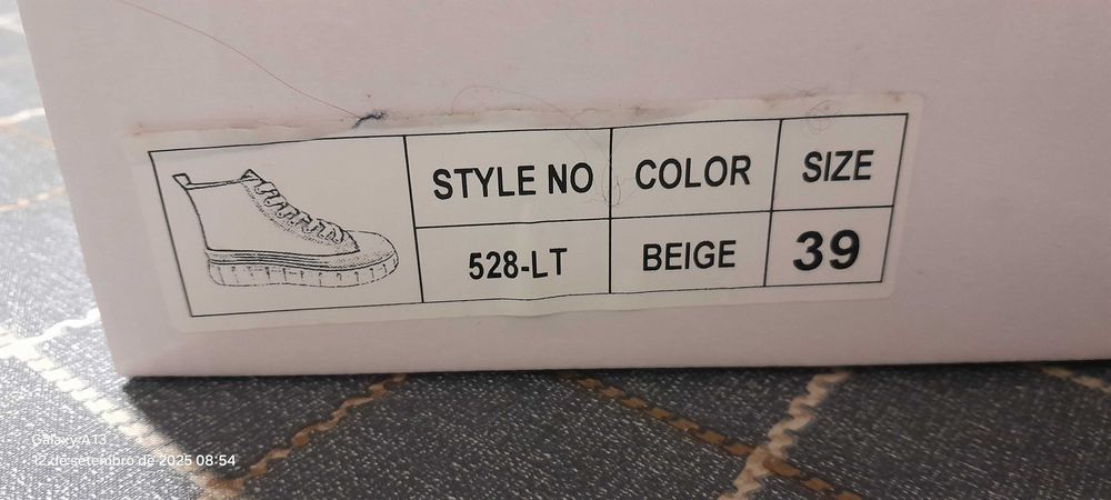 3 Pares de sapatos novos