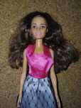 Barbie morena, com vestido e sapatos. 
Mattel.