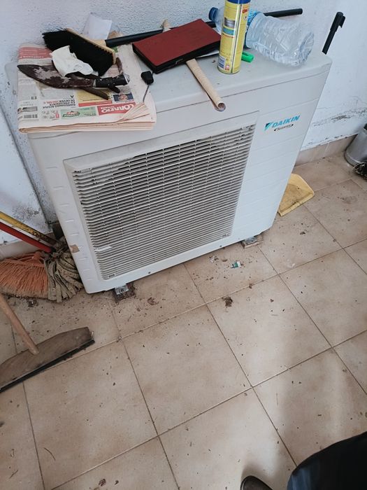 Ar condicionado e arca frigorífica (congelador)