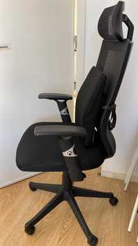 cadeira de escritório com rodas  / rolling office chair