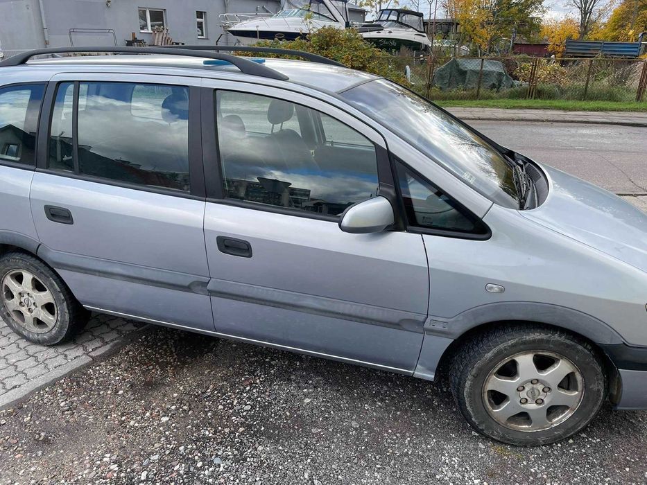Sprzedam Zafira 7 osobowa diesel z opłatami na rok za 3999zł