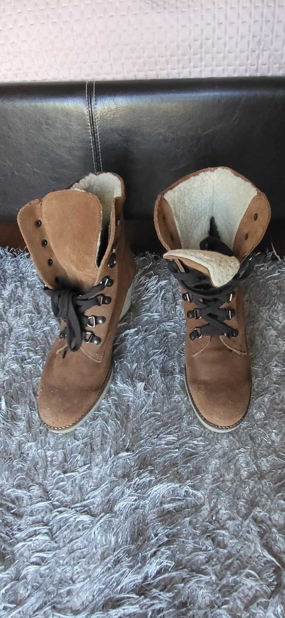 Botas castanhas cunha pele camurça com pelo branco Eden