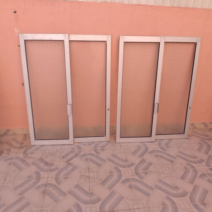 2 conjuntos de janelas alumínio s/aduela cada 45€