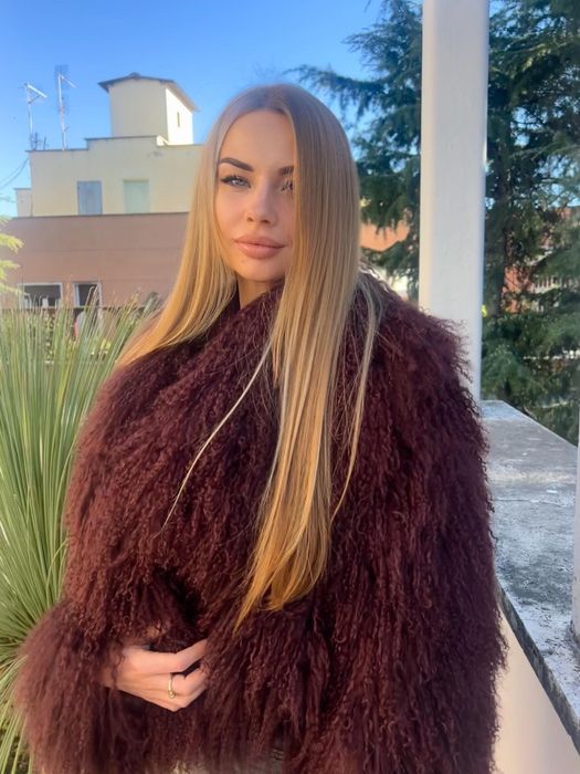 Натуральні шуби з Лами є усі розміри  бордова,.бежева, чорна