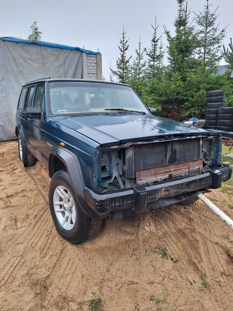 Sprzedam  na części  Jeep xj Cherokee