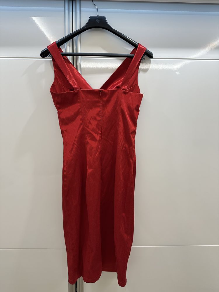 Elegancka dopasowana sukienka