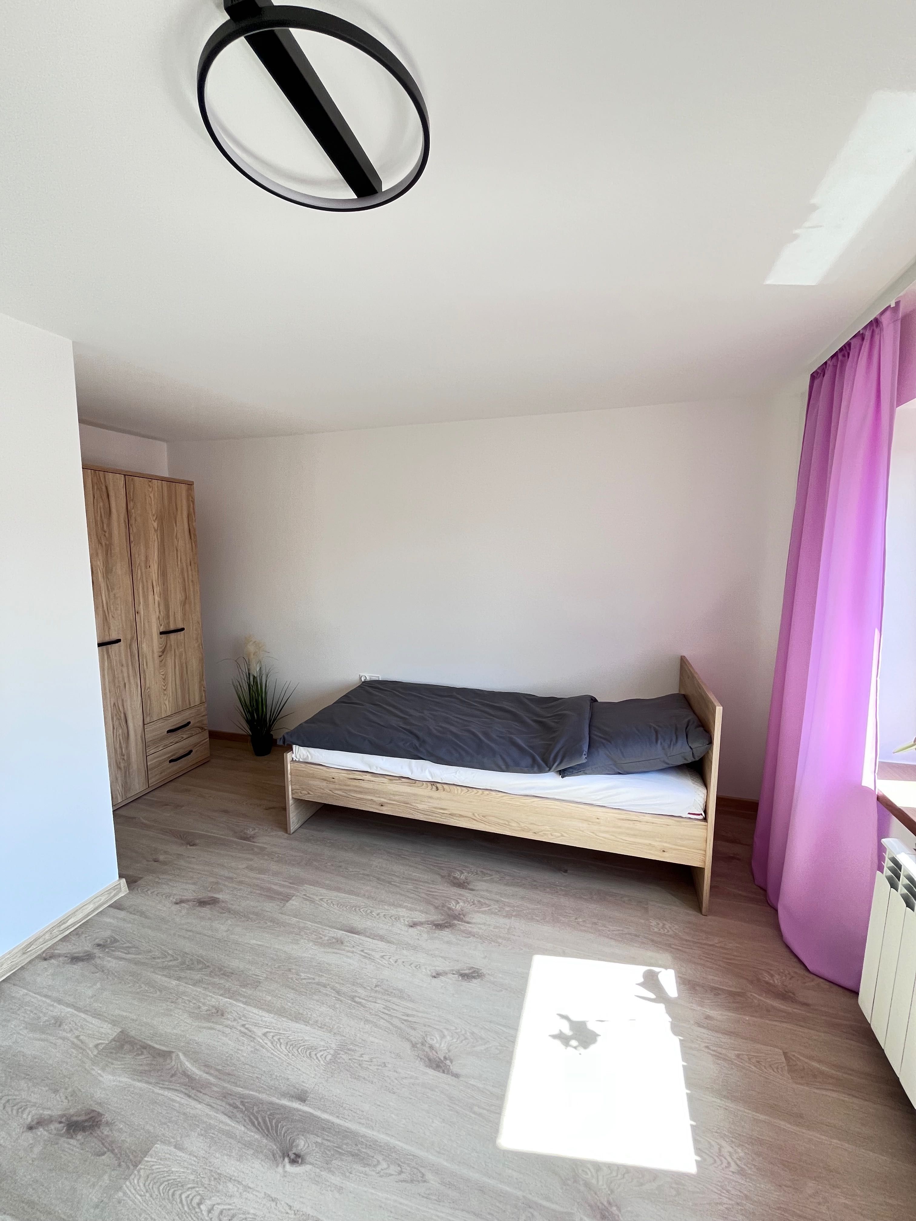 Apartament 6-osobowy z balkonem – komfort blisko jeziora