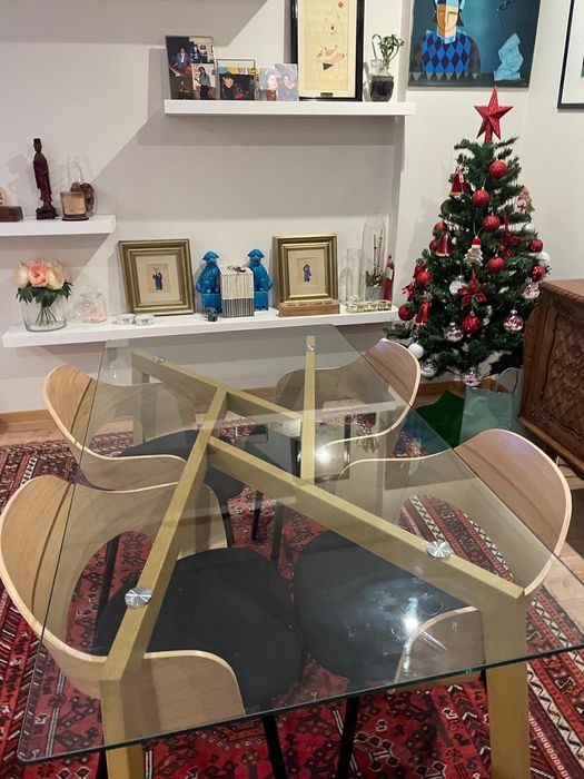 Mesa contemporânea com 4 cadeiras