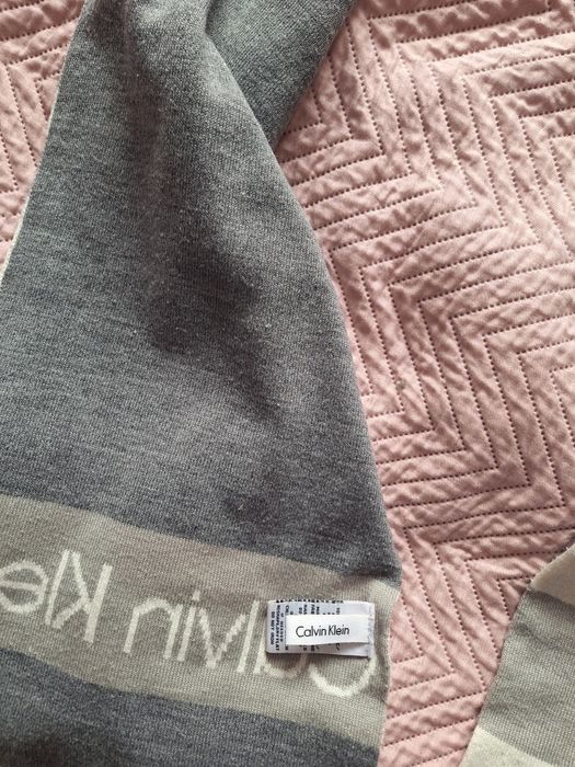 Calvin Klein męski ORYGINALNY szal szalik szary
Beverly Hills Polo Clu