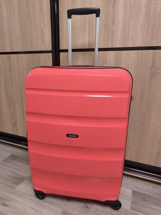 Чемодан среднего размера, чемодан на колесах, валіза на колесах