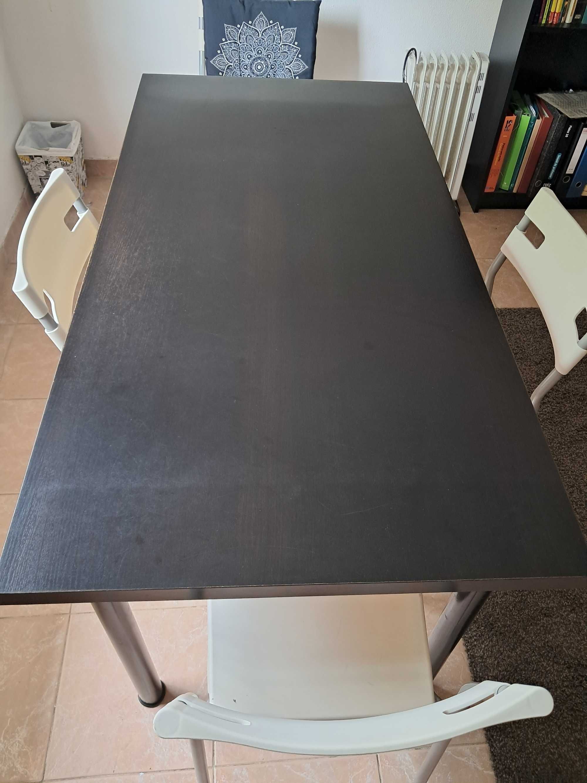 Mesa preta de escritório marca IKEA