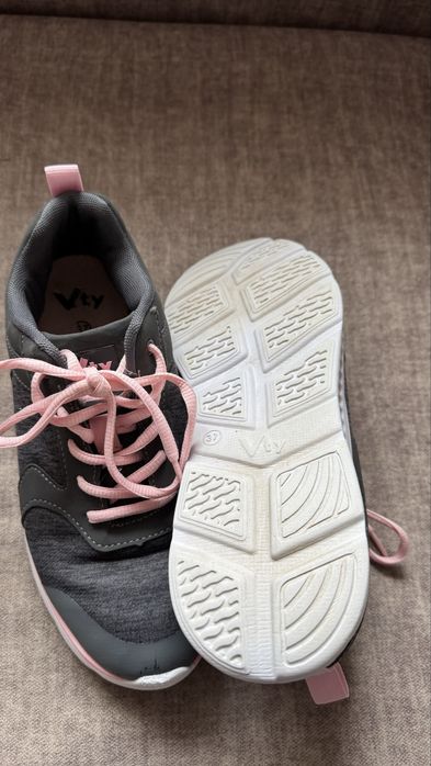 Кросівки жіночі.стан гарний.Розмір 37.Сірого кольору