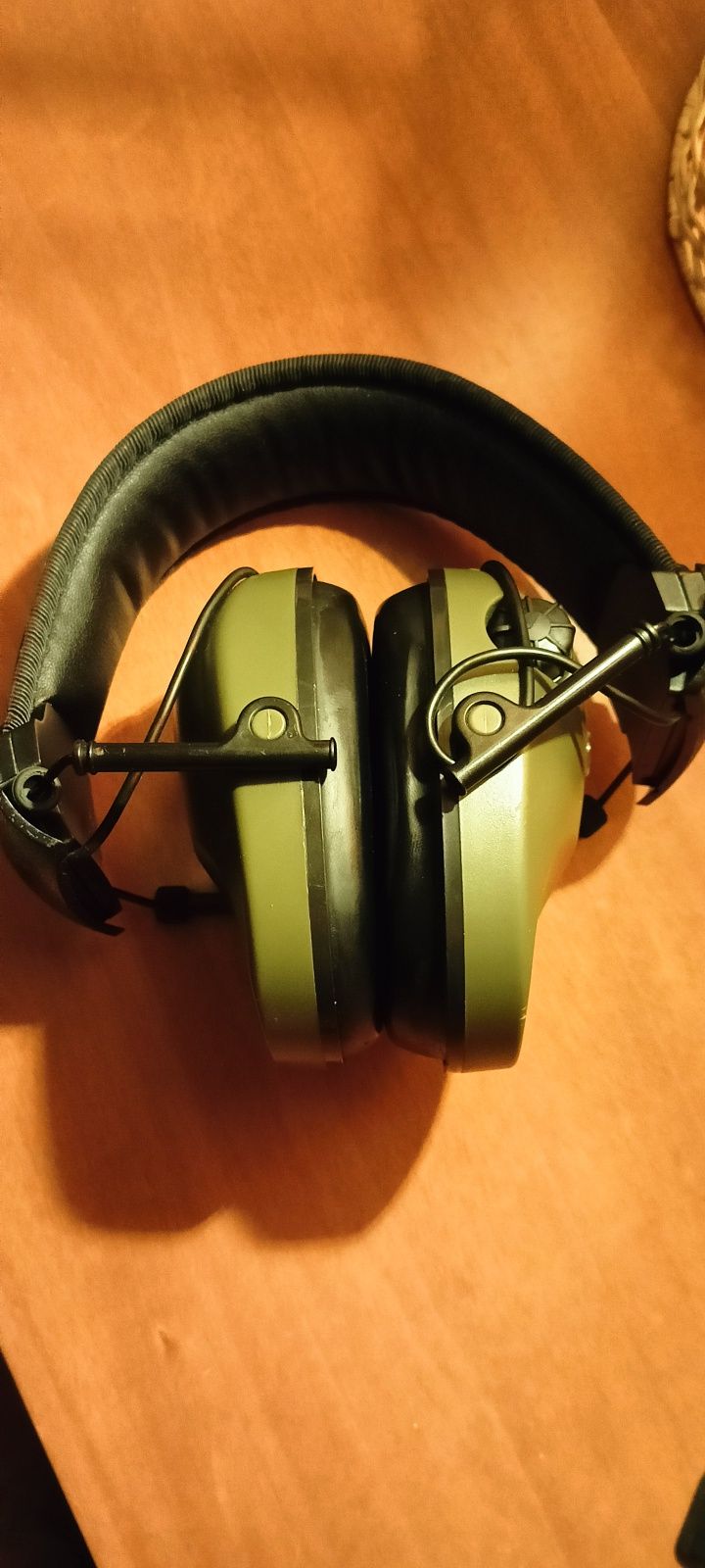 Auriculares de proteção auditiva eletrônico.