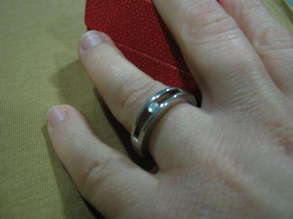 Anel prateado com pedra