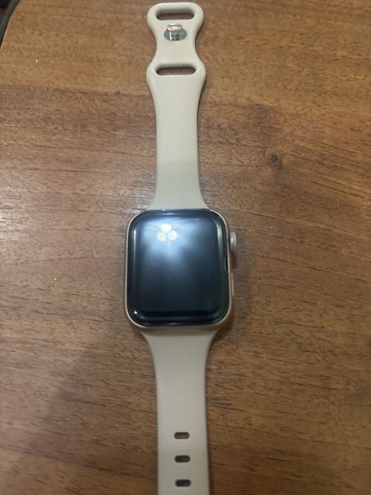 Продам Apple Watch SE