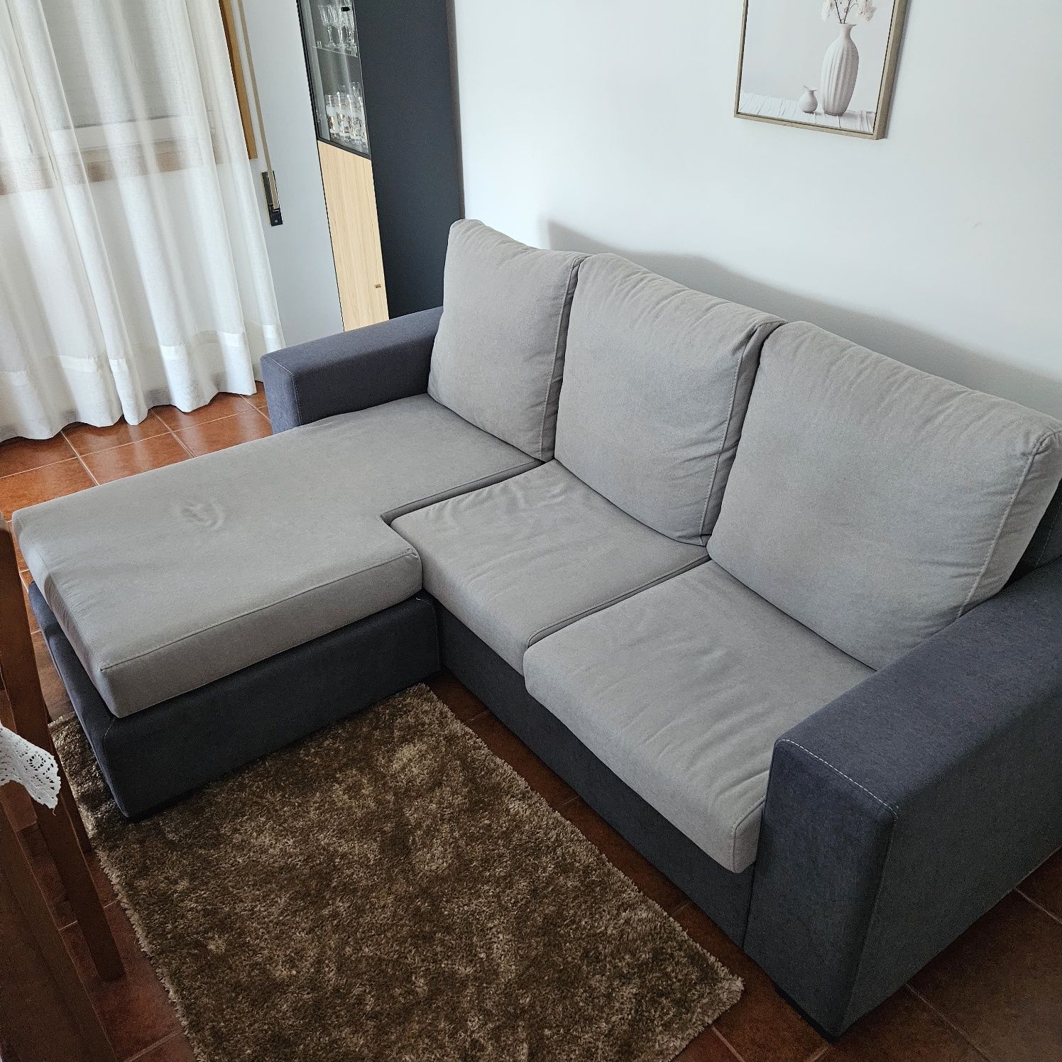 Sofá cinzento de 3 lugares novo e em Excelente Estado com chaise longe