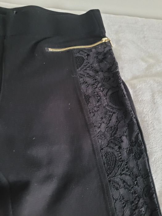 czarne spodnie z koronkowymi elementami