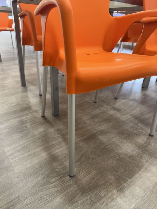 Mesa e cadeiras, Muito bom estado