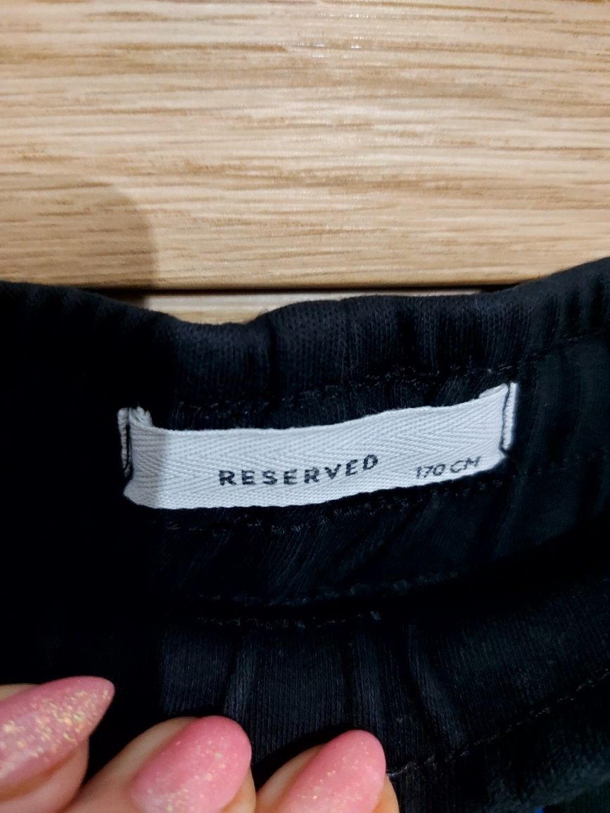 Czarne dresowe sportowe spodnie 170 cm modne z kieszeniami Reserved