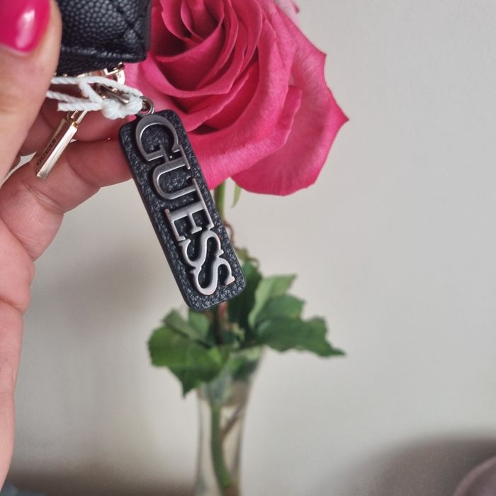 Portfel Guess Carly czarny gratis zawieszka