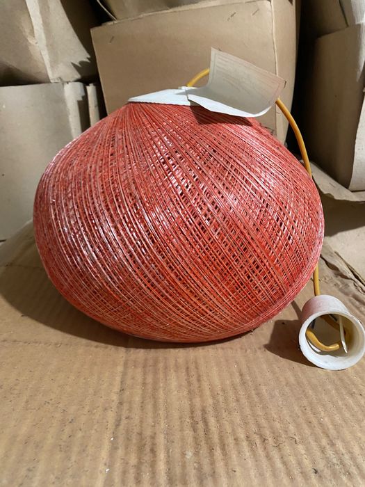 Лампа цветная из ниток