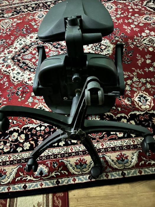 Офісний стілець,чорний на ножках