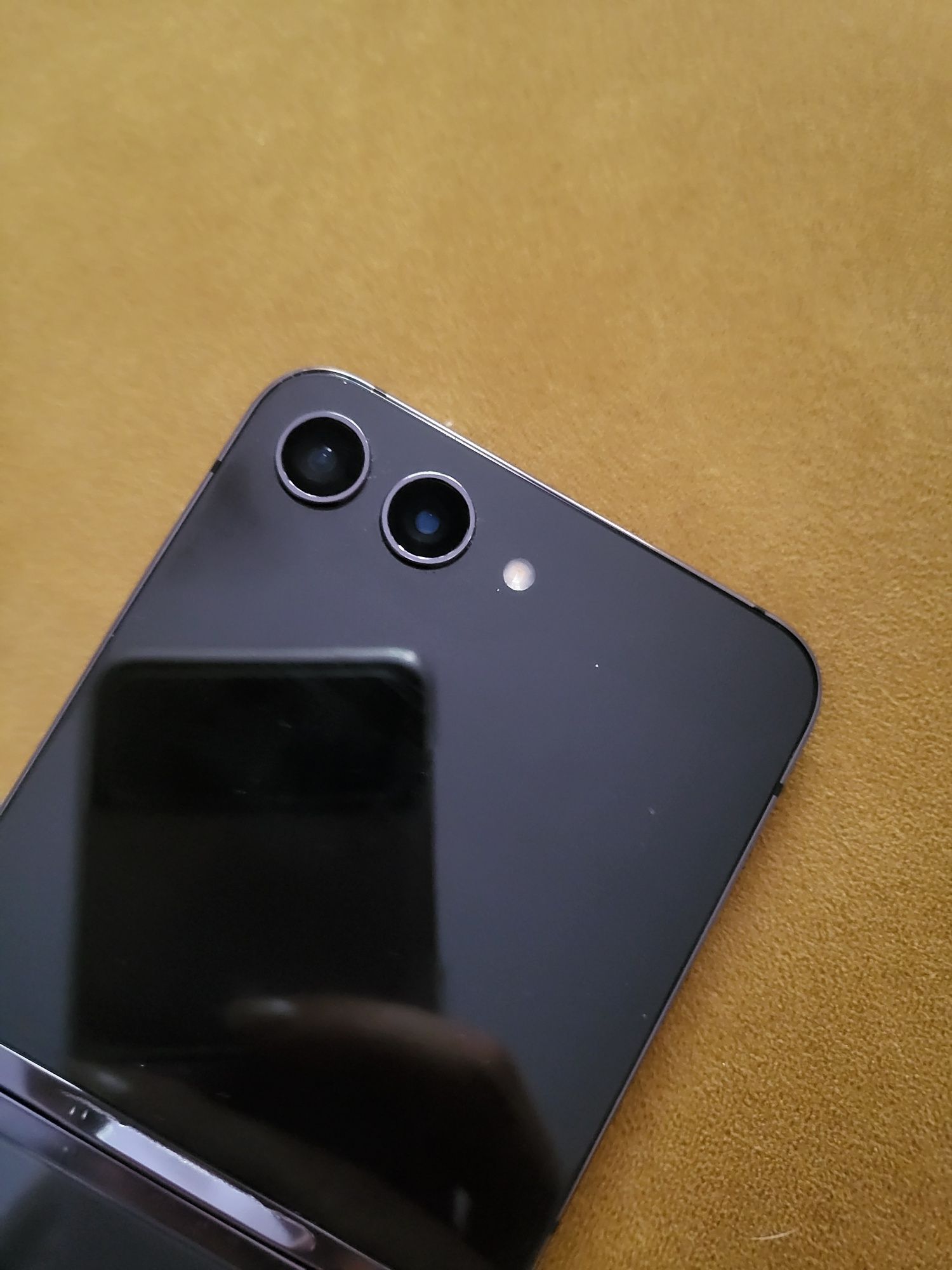 Samsung Galaxy Z Flip 5 – sprawny, z wgnieceniem i luzem na zawiasie