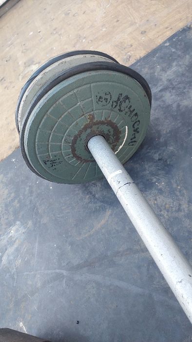 . Штанга 40 кг. Гантели 12 кг.